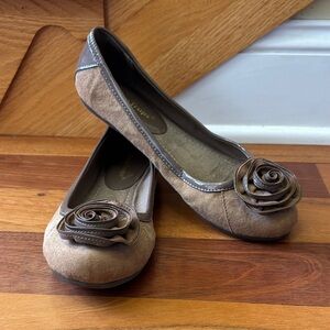 Bare Traps Lynsey Leather Brown Suede Flats with Floral Accent, 6.5, NEW w/o box